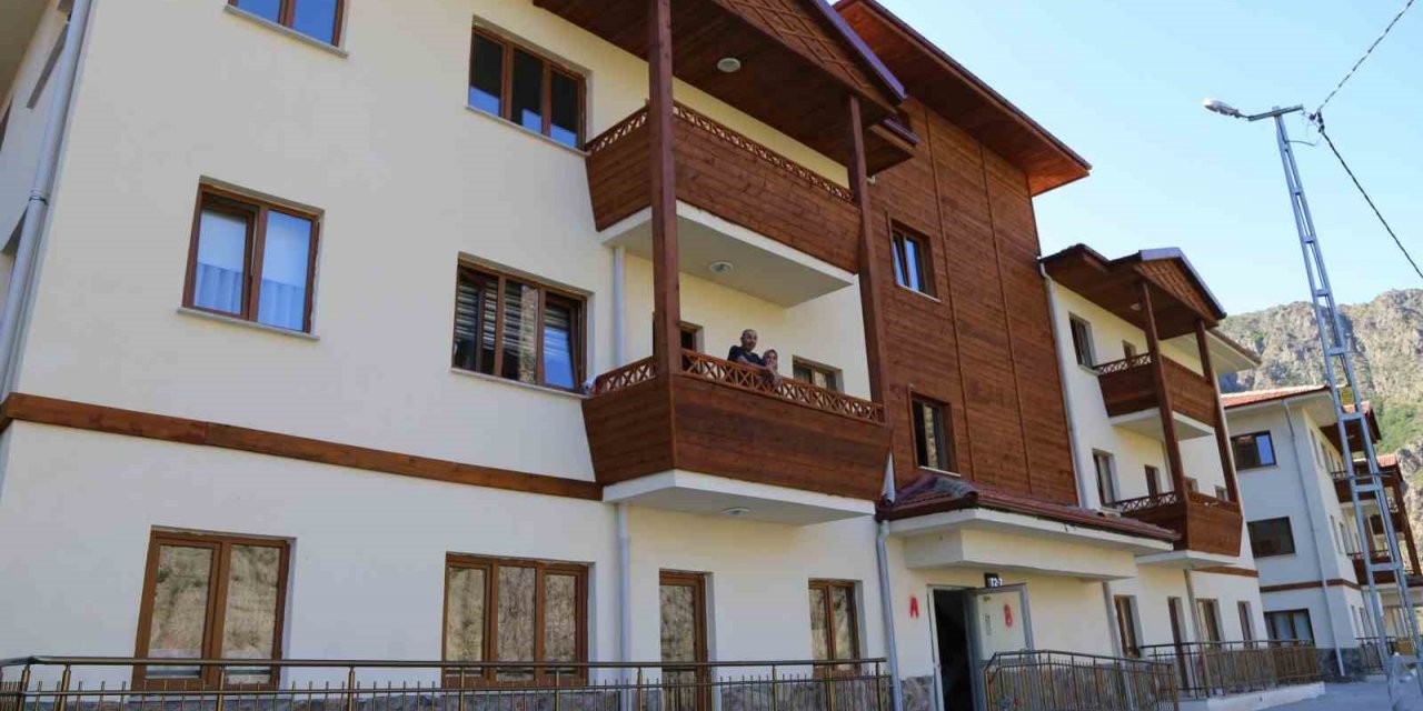 Yanan evinin yerine yapılan yeni konutuna yerleşen afetzede ALS hastası yetkililerden asansör istiyor