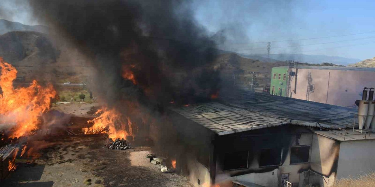 Alevlere teslim olan fabrika küle döndü
