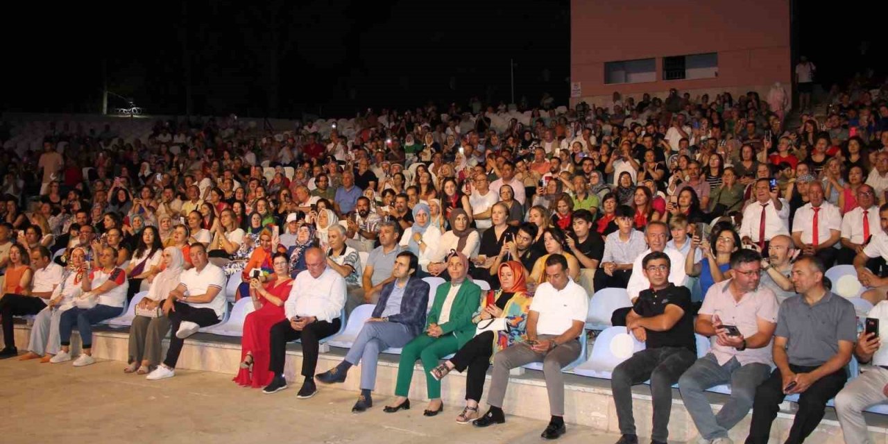 Ünlü Halk Müzisyeni Bedia Akartürk, Denizlililere unutulmaz gece yaşattı
