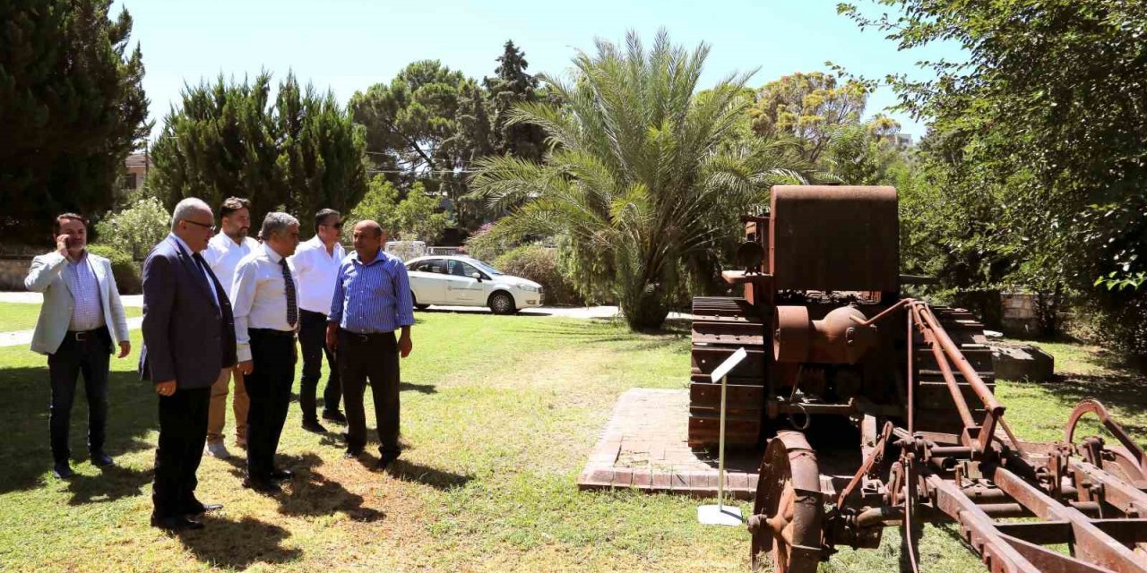 ADÜ Rektörü Kent, sahaya indi; Ziraat Fakültesi’nde incelemelerde bulundu