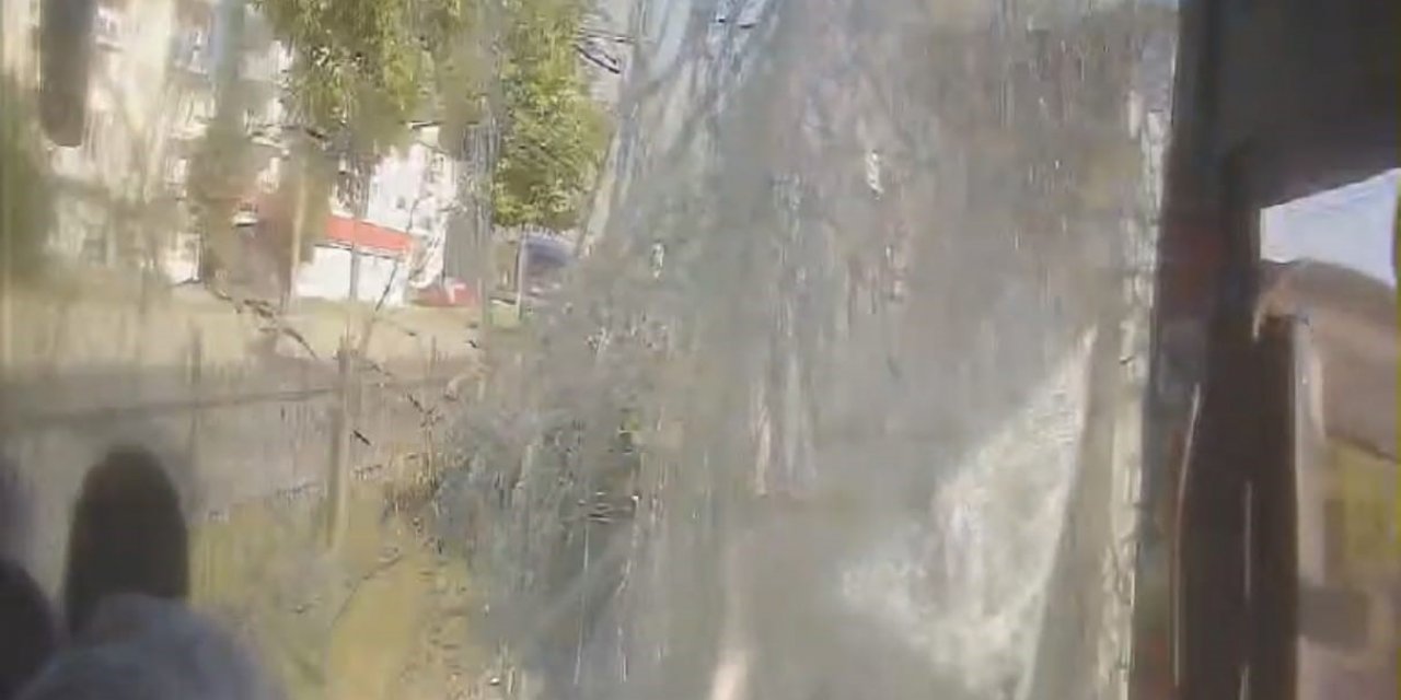 Yolcu otobüsü tıra çarptı: 2 yaralı