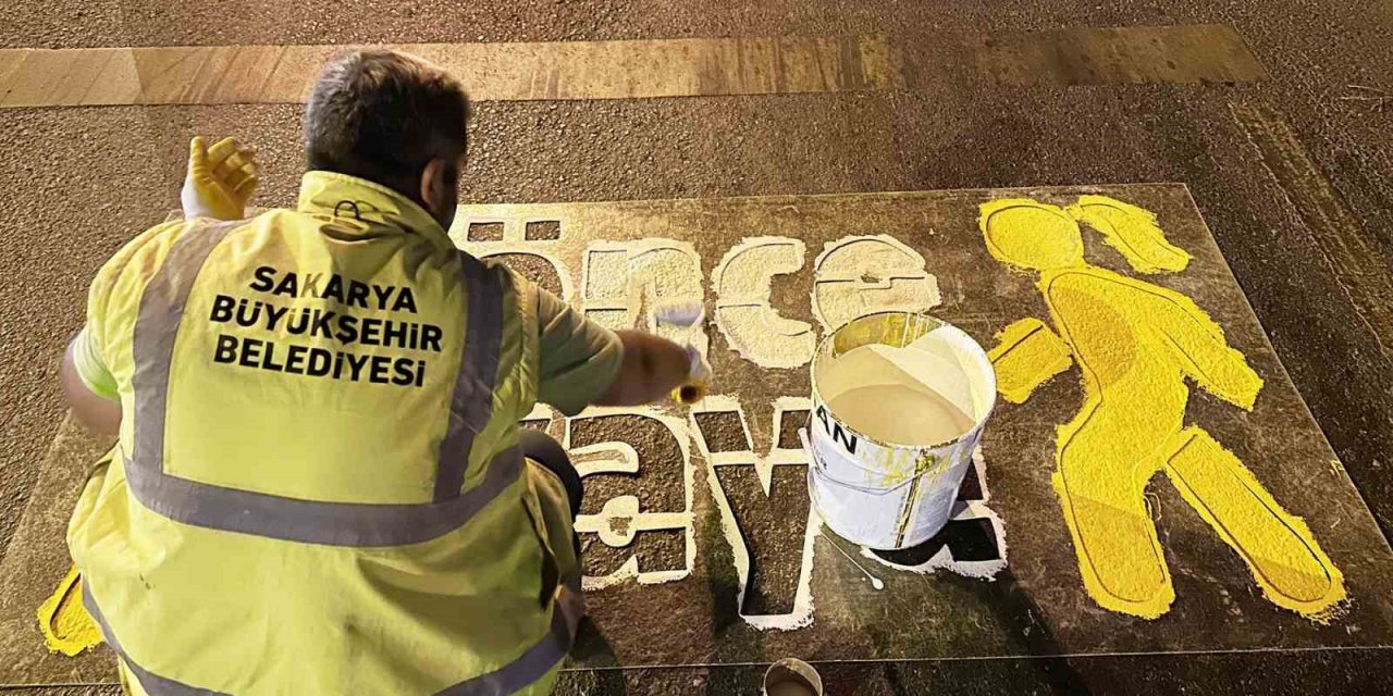 Yaya geçitlerindeki silinmiş çizgiler yenileniyor