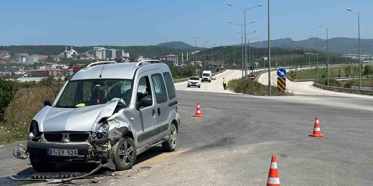 Hafif ticari araç ile minibüs çarpıştı: 3 yaralı