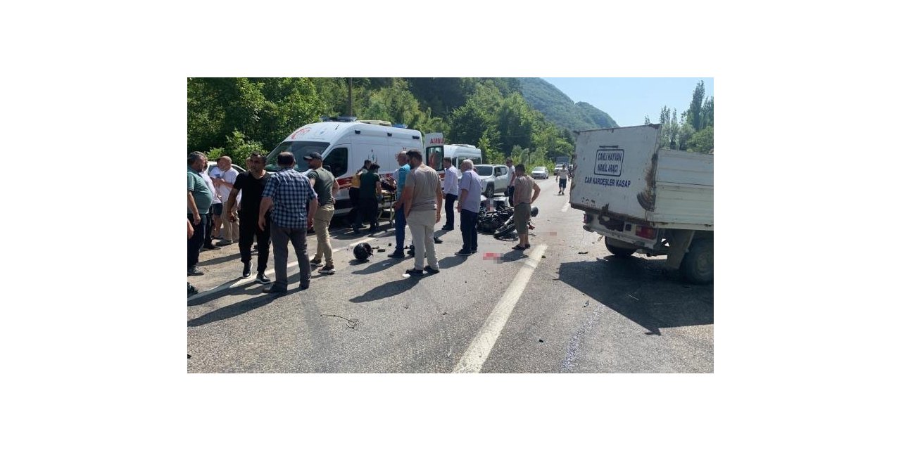 Kamyonetle çarpışan motosiklet sürücüsü kurtarılmadı