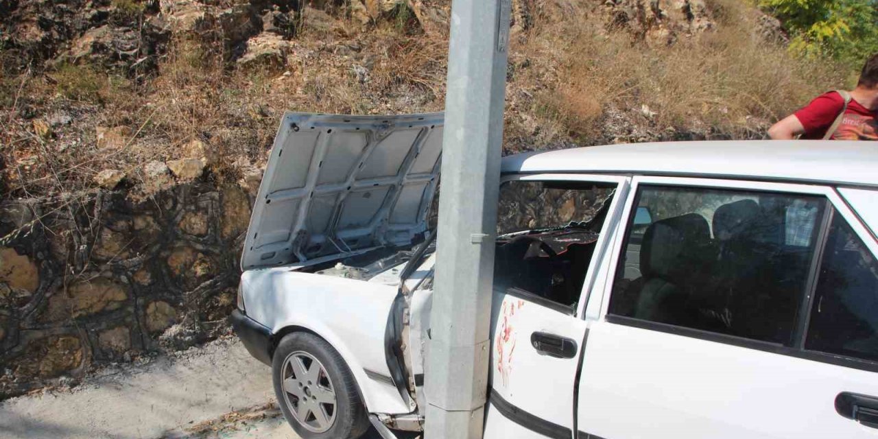 Bilecik’te kontrolden çıkan otomobil aydınlatma direğini çarptı, 2 kişi yaralandı
