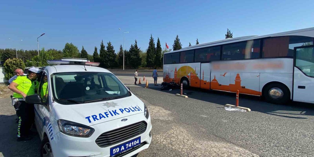 Yolcu otobüsünün altında kalan motosikletlinin ayağı koptu