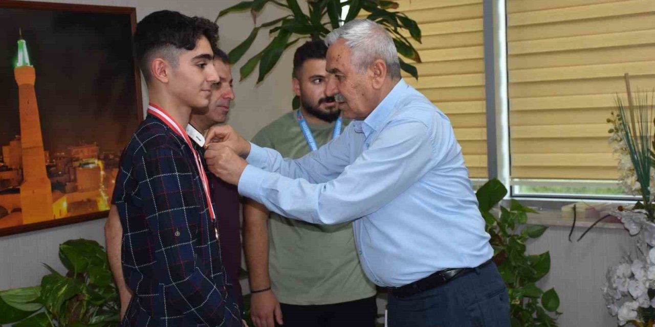 Siirt Belediyesi başarılı sporcuları altınla ödüllendirdi