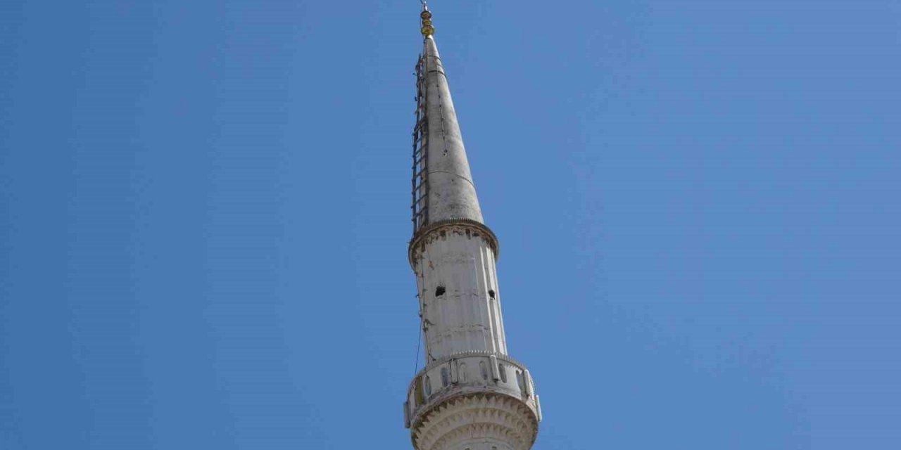 Yıkılan caminin minaresindeki hilali almak için her gece minareye tırmanıyor