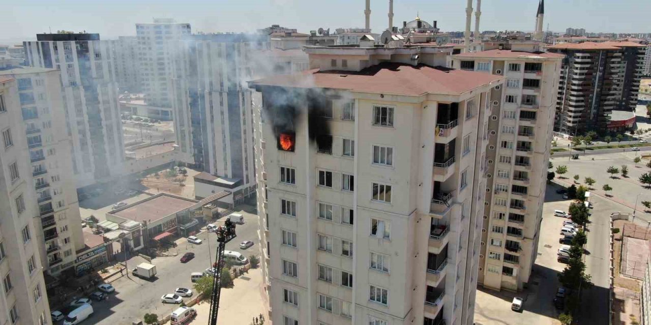 Gaziantep’te 15 katlı binada yangın paniği