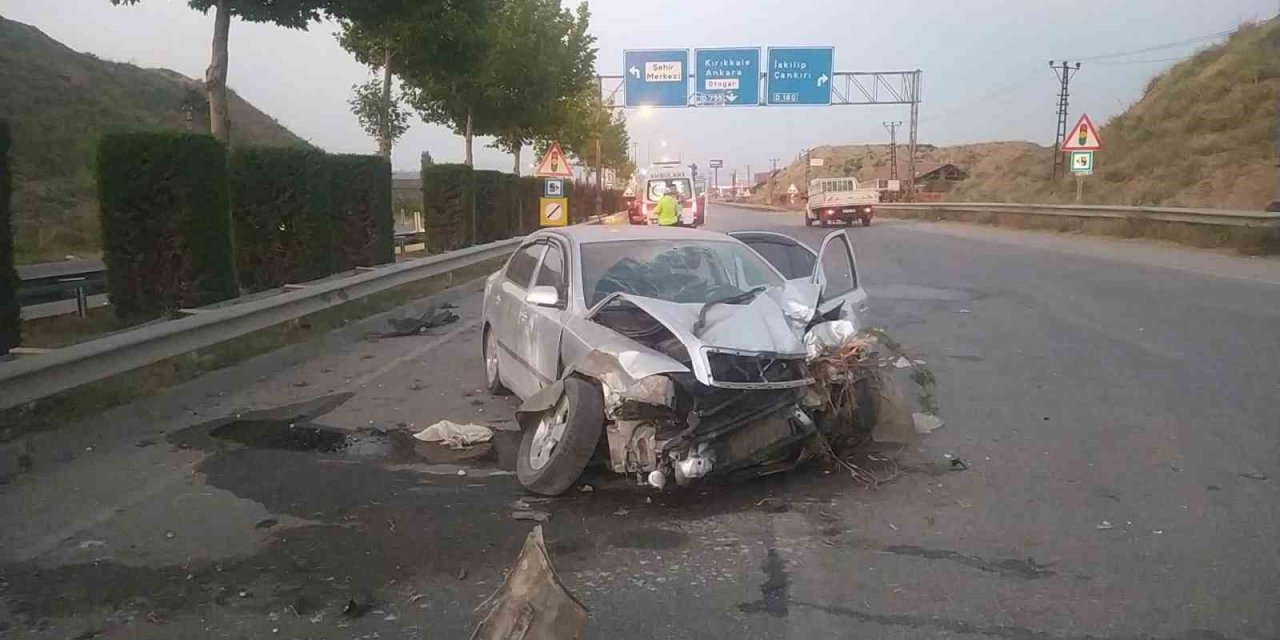 Kontrolden çıkan otomobil bariyerlere çarptı: 3 yaralı