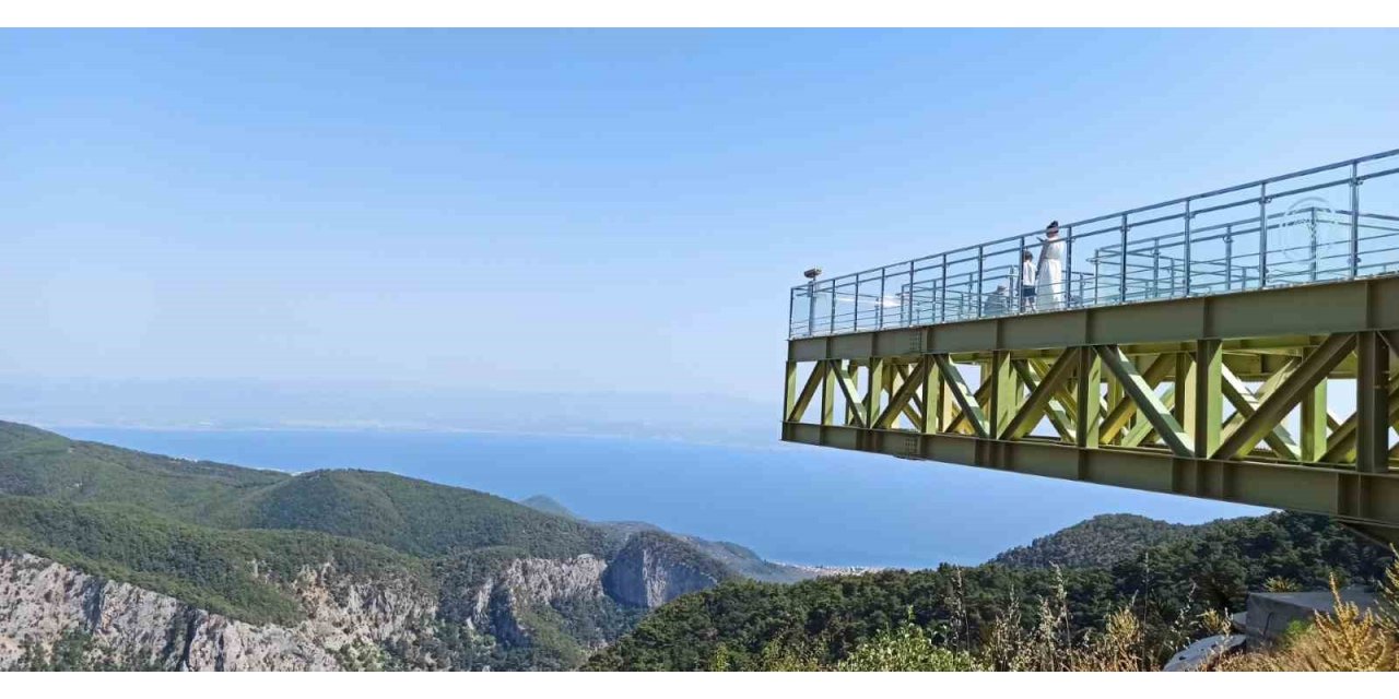 Kazdağları’ndaki cam seyir terasına ziyaretçi akını