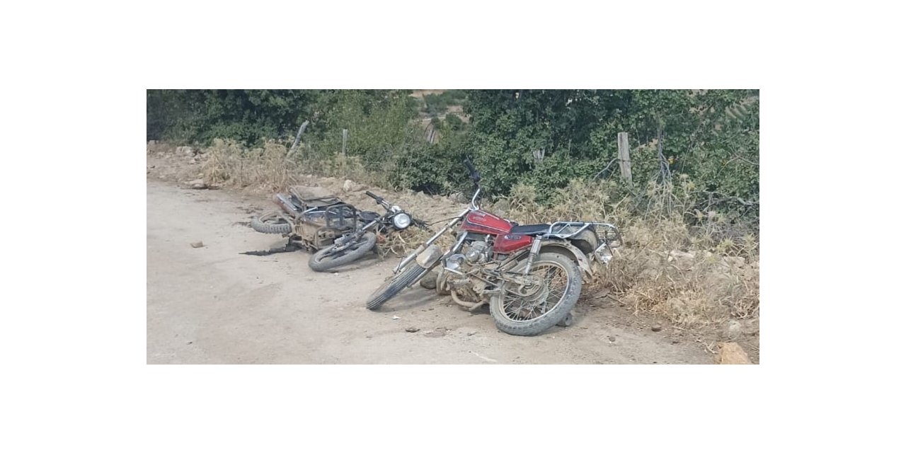 Motosikletler kafa kafaya çarpıştı: 2 yaralı