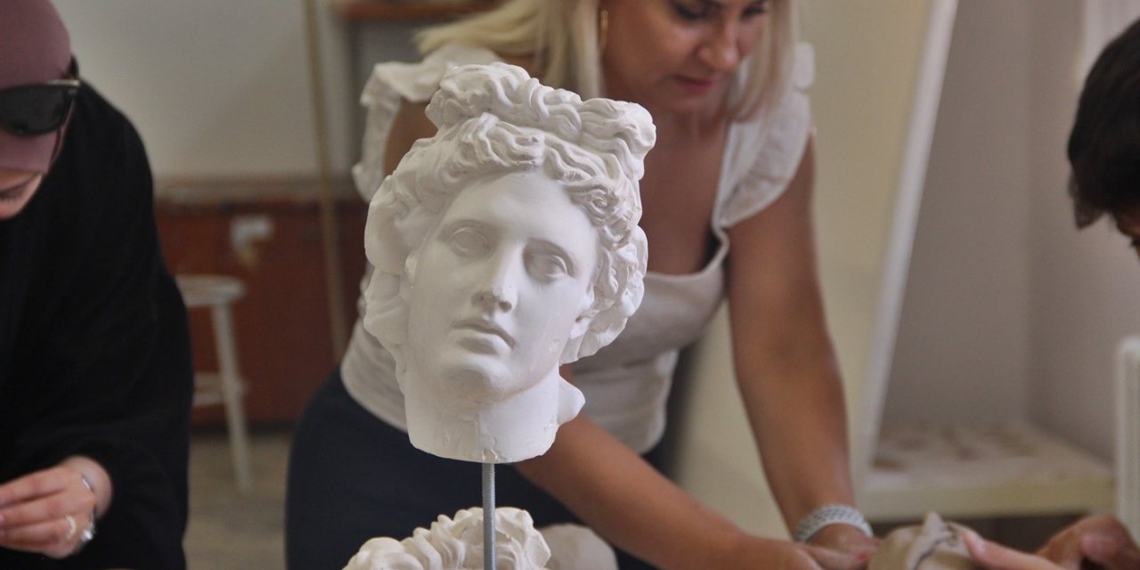 Sanat atölyelerinde çocuklar doyasıya eğlendi