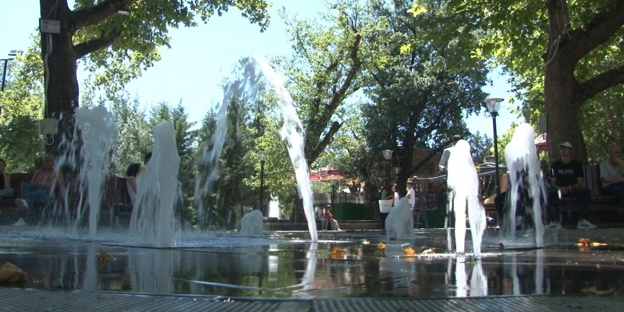 Aşırı sıcaktan bunalan başkentliler parklara akın etti