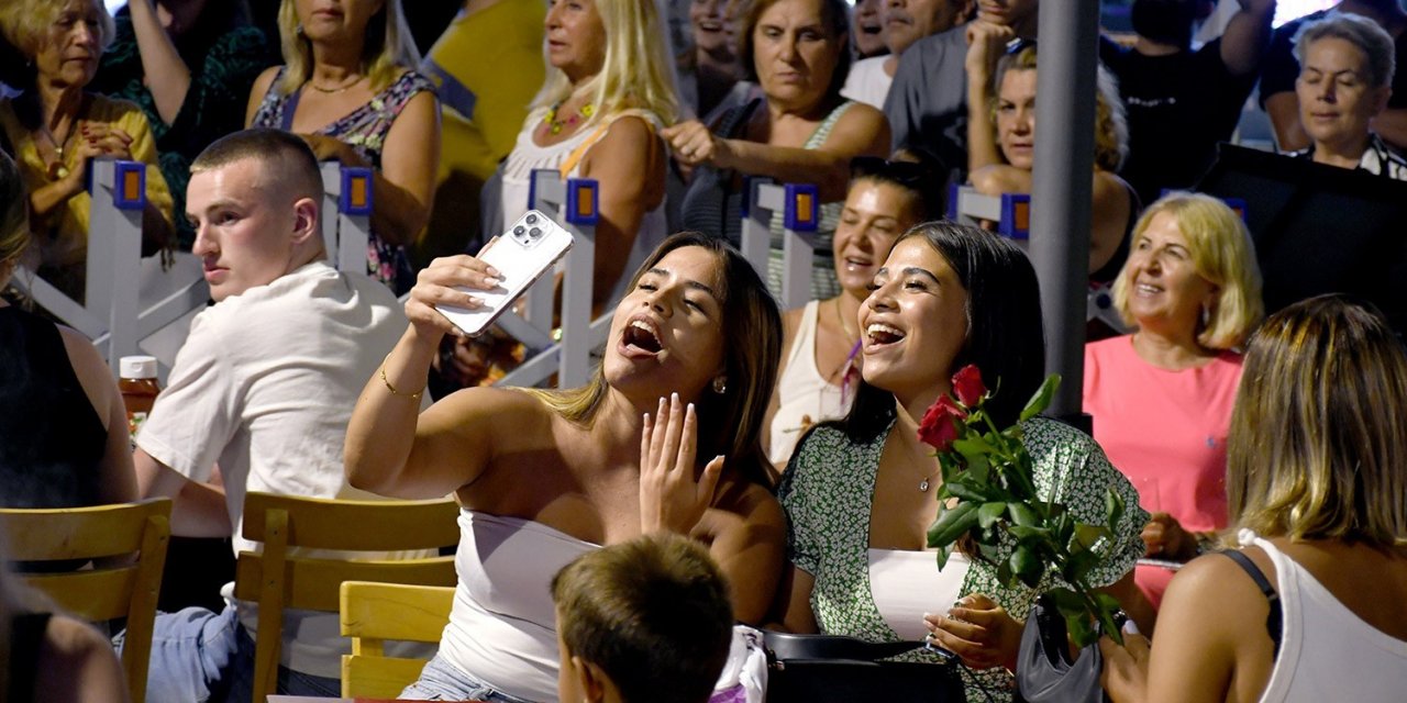 Kusadası’nda Yeşilçam şarkıları yankılandı