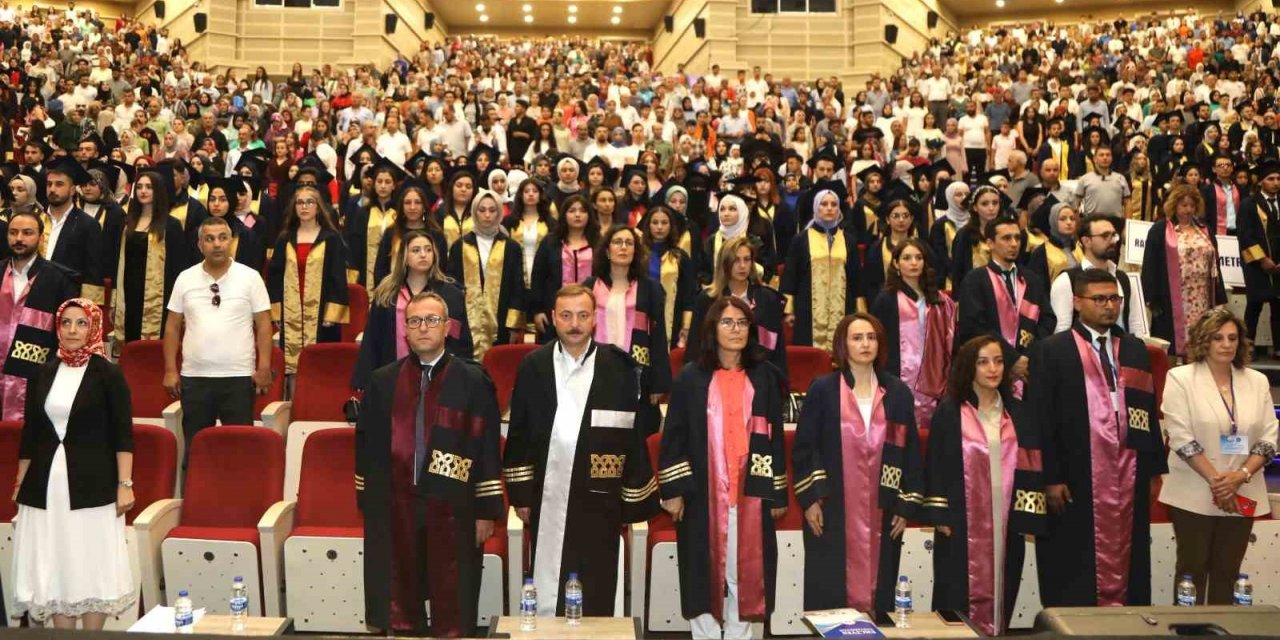 ERÜ Halil Bayraktar Sağlık Hizmetleri MYO yeni mezunlarını verdi