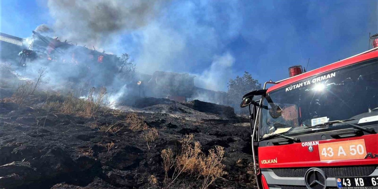 Pazarlar’da yanan eve Orman İşletme Müdürlüğü ekipleri müdahale etti
