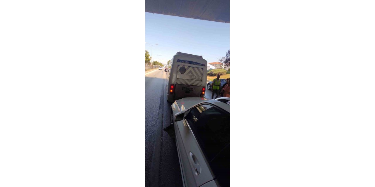 Bursa’da otomobil servis midibüsü ile çarpıştı: 5 yaralı