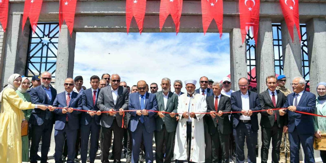 Restore edilen Sultan Murat Şehitliği dualarla açıldı