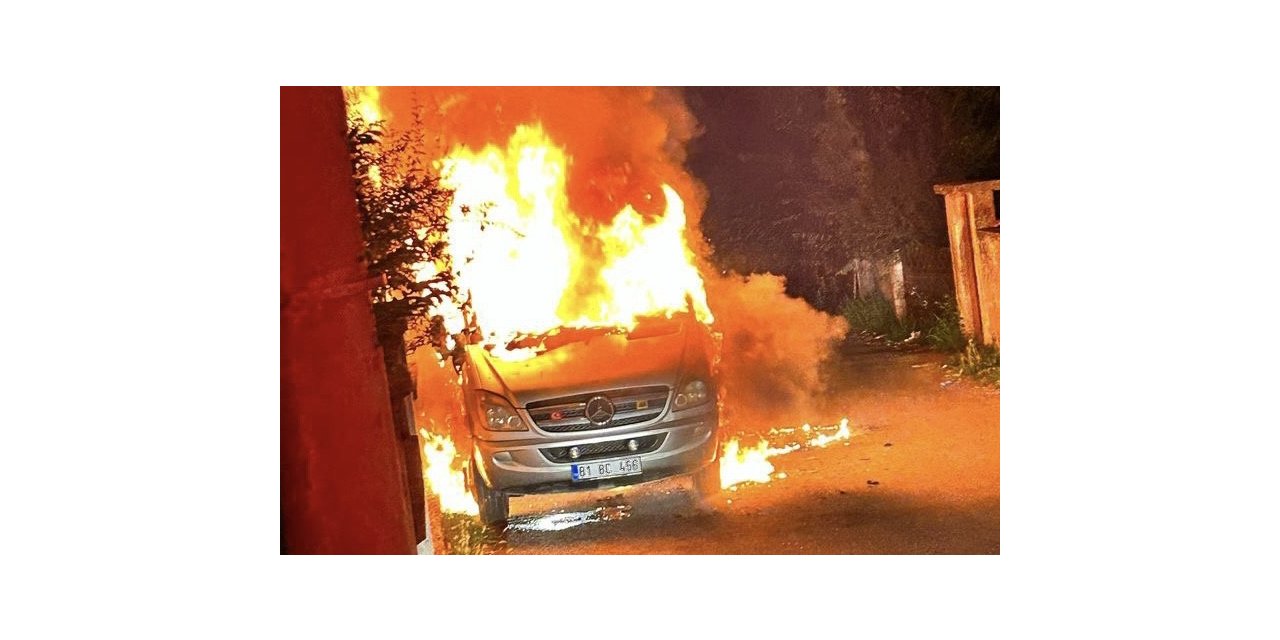 Minibüs alev alev yandı