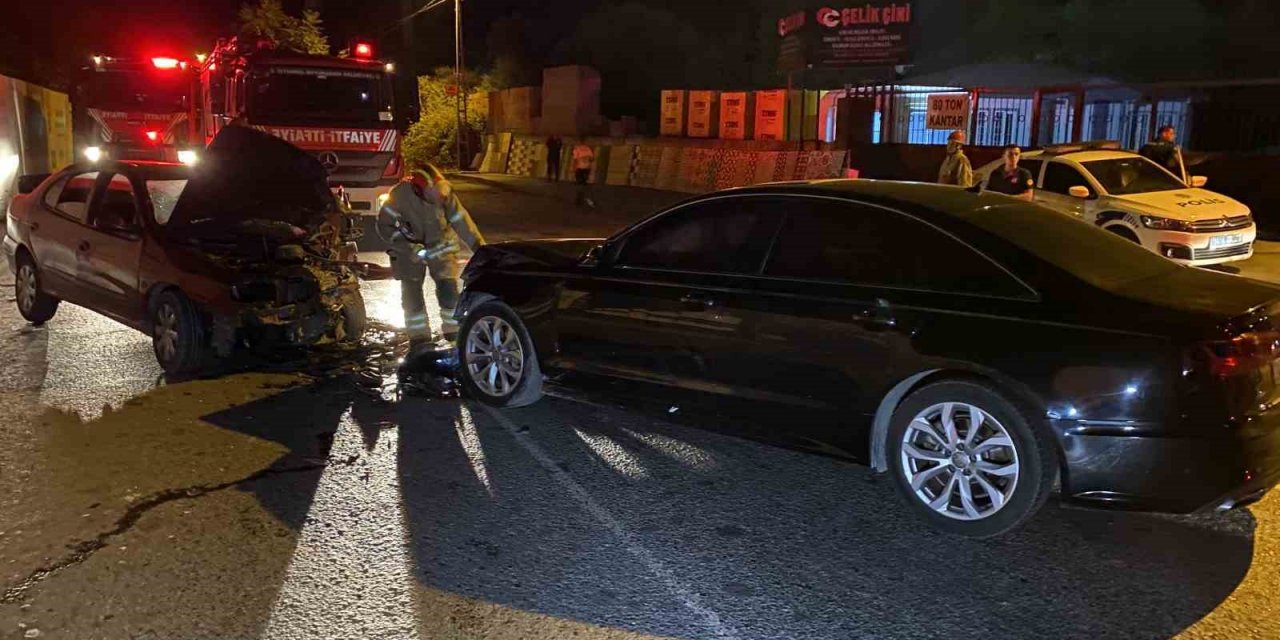 Eyüpsultan’da 2 otomobil kafa kafaya çarpıştı: 3 ağır yaralı