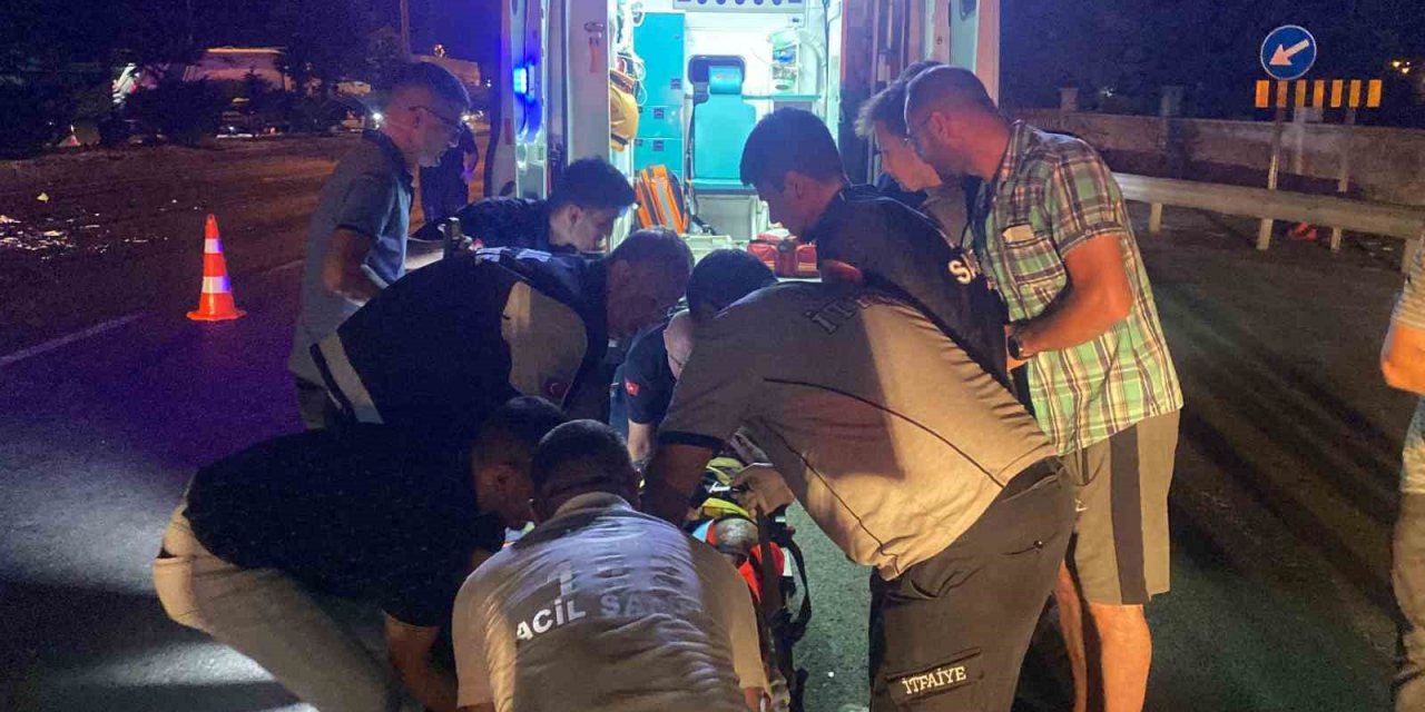 Karşı şeride geçen otomobil ortalığı savaş alanına çevirdi: 4 yaralı