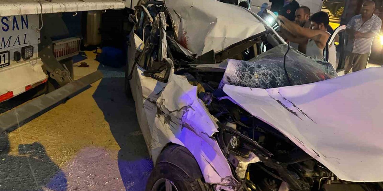 Park halindeki tıra çarpan otomobil hurdaya döndü: 2 ölü, 2 yaralı