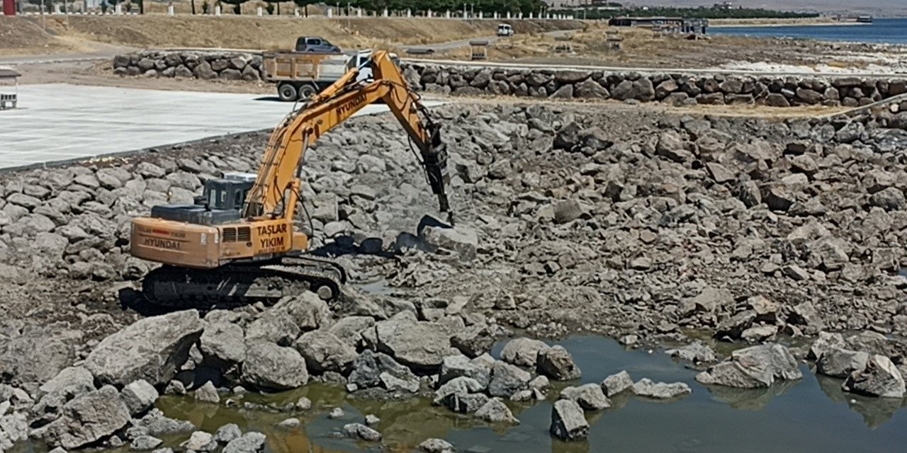 Erciş’te balıkçı barınağı yapımına başlandı
