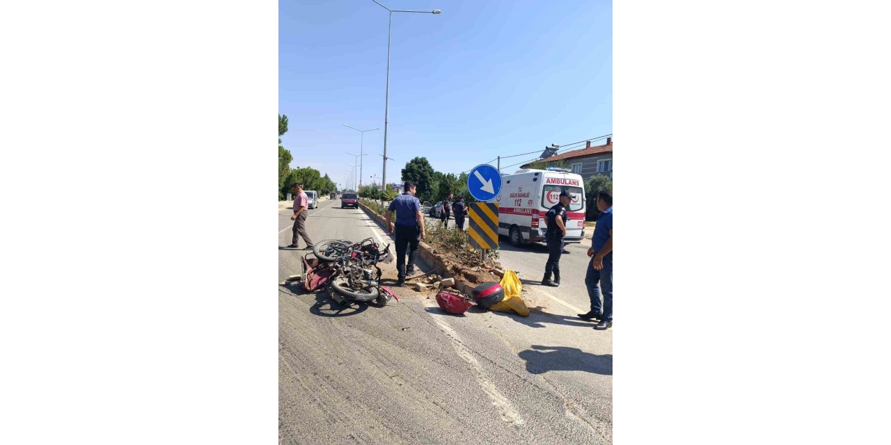 Otomobille çarpışan motosiklet sürücüsü ağır yaralandı