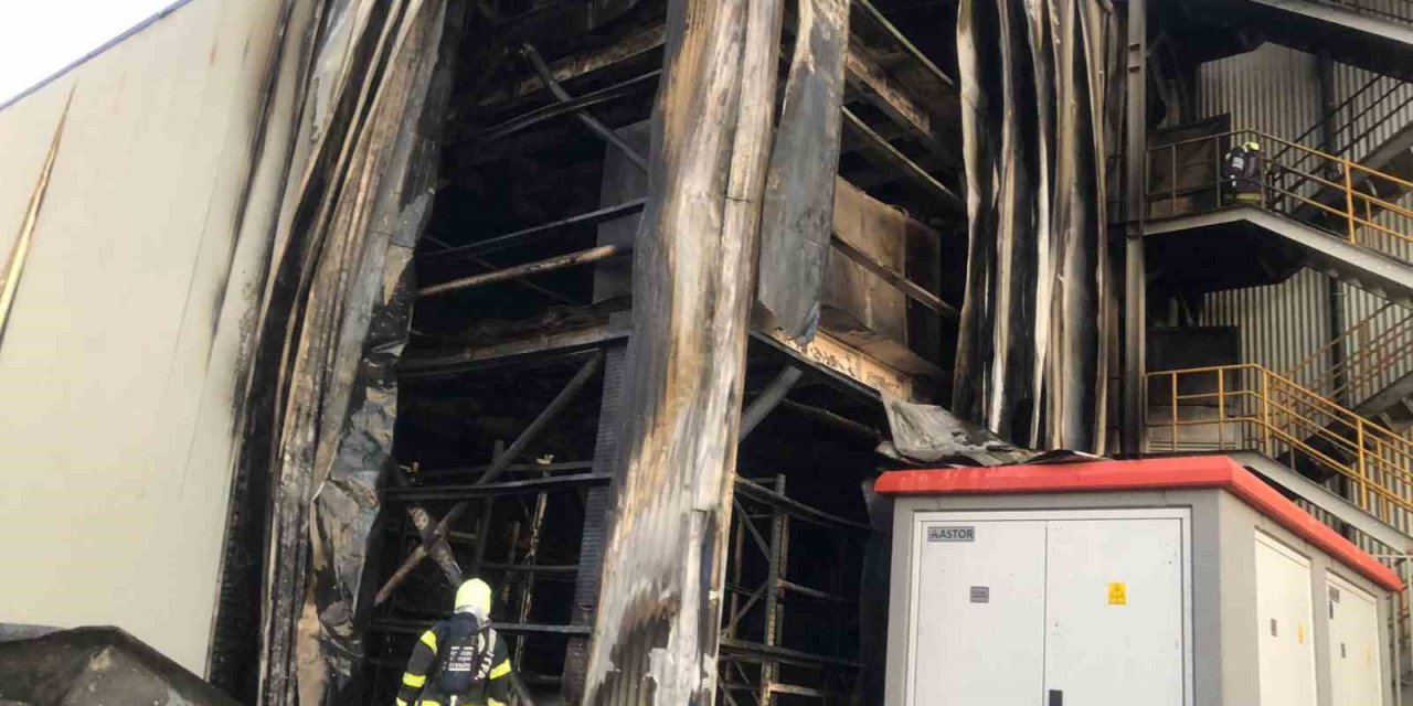 İnşaat halindeki demir çelik fabrikasını alevler kapladı