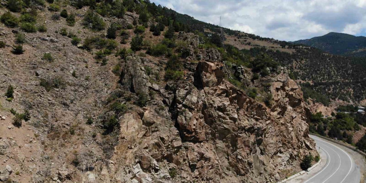 Gümüşhane’de yol kenarında felakete davetiye çıkaran devasa kayalar dağcılar tarafından düşürülüyor