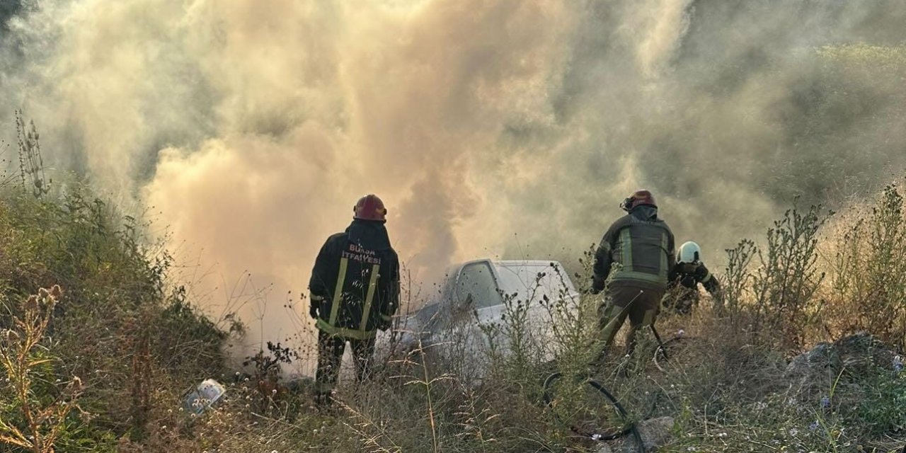 Şarampole uçan minibüs alev alev yandı: 2 yaralı