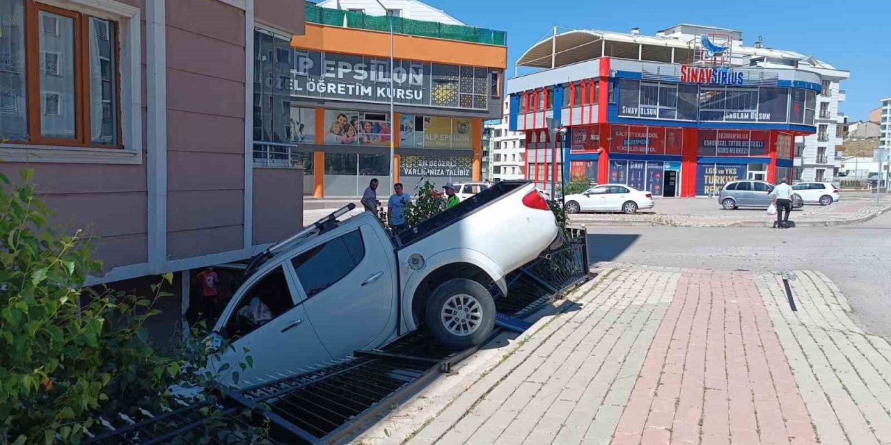 Araç evin bahçesine uçtu