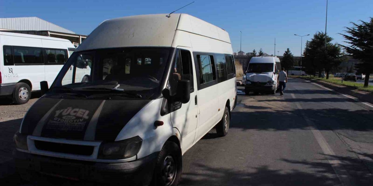 İşçi servisleri çarpıştı: 10 yaralı