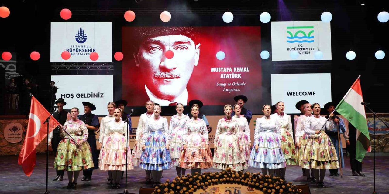 Macar dansçıların Türkçe “İzmir Marşı”nı okuduğu anlar ayakta alkışlandı