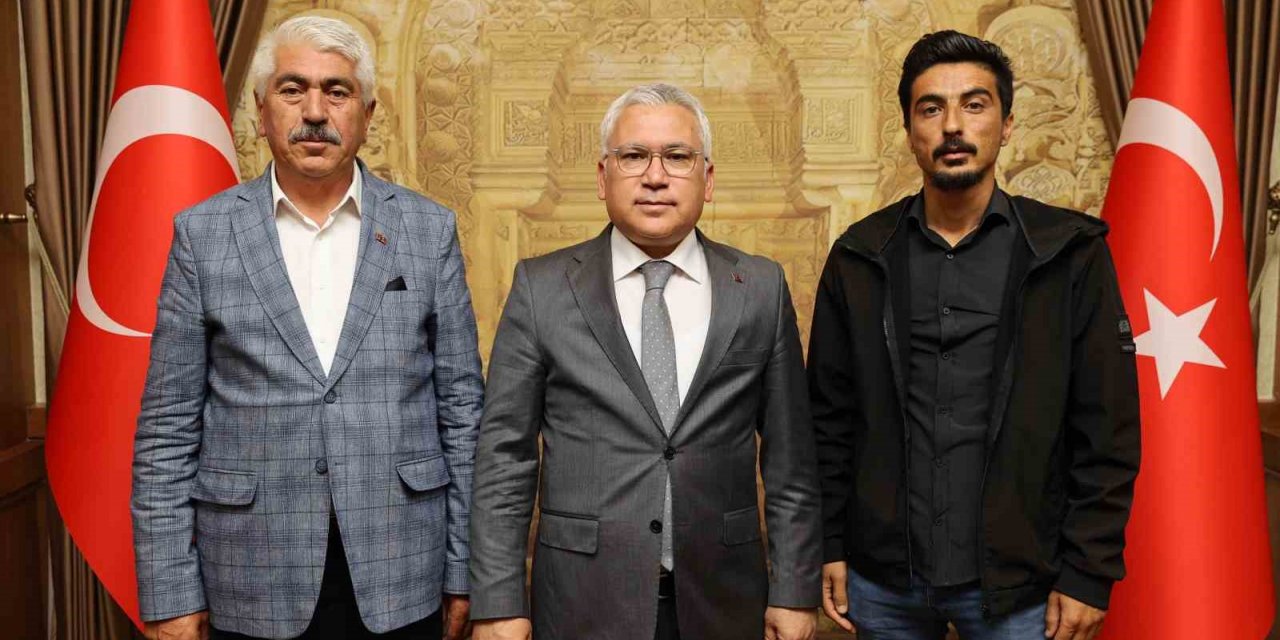 Bulduğu yüklü miktardaki parayı saymadan sahibine teslim etti