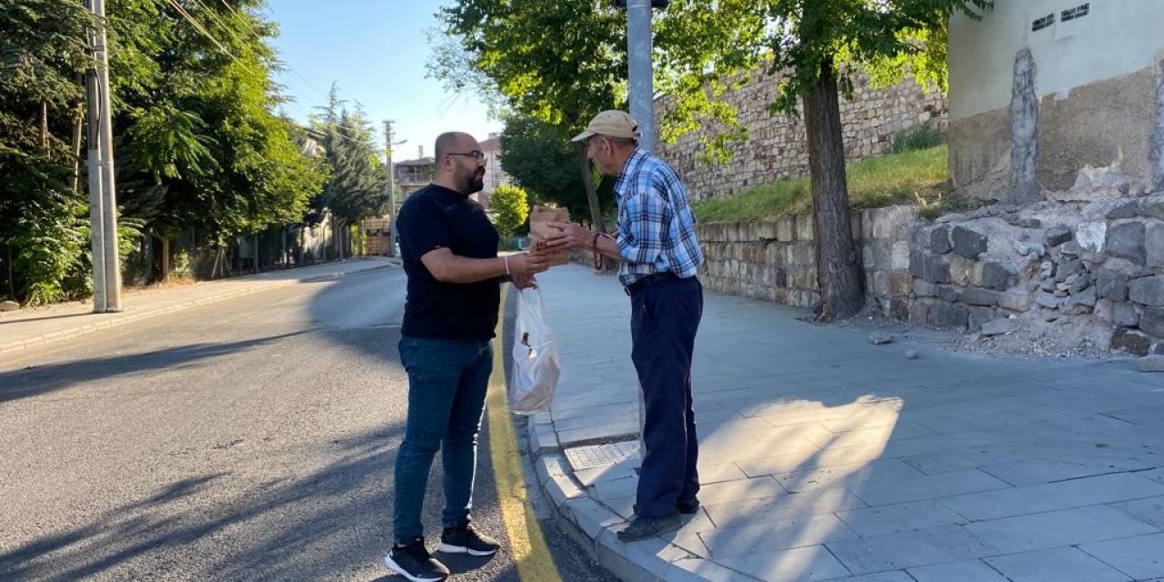 Belediye personellerinden vatandaşlara simit ve meyve suyu ikramı