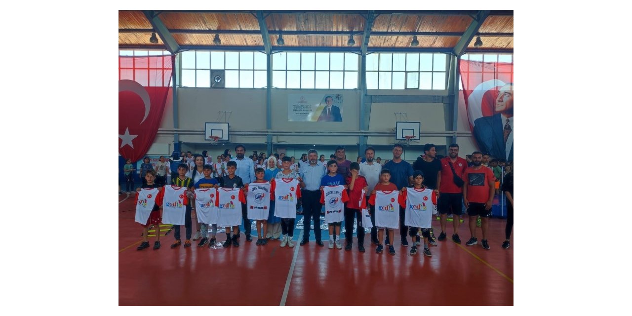 Gediz’de yaz okulu öğrencilerine malzeme ve ekipman desteği