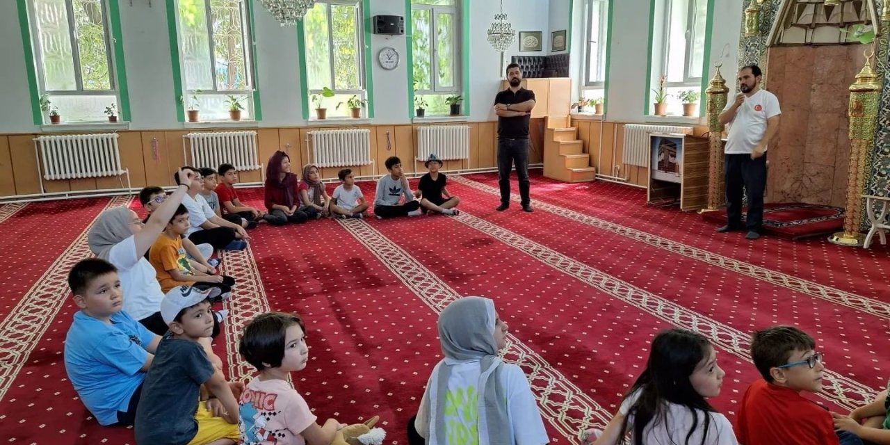 Yaz Kur’an Kursu öğrencilerine cami gezisi