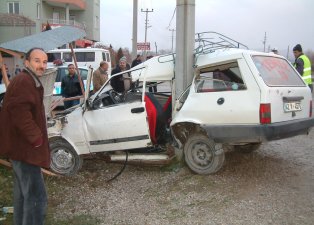 Otomobil direğe çarptı: 1 yaralı