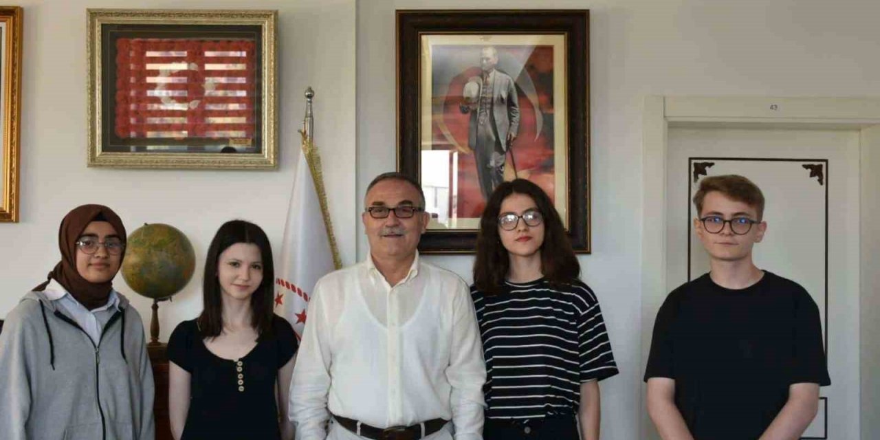 YKS’de dereceye giren öğrencileri makamında ağırladı