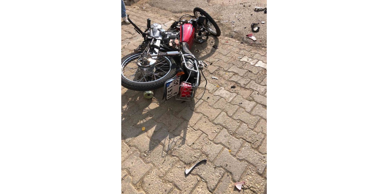 Otomobille çarpışan motosiklet sürücüsü ağır yaralandı