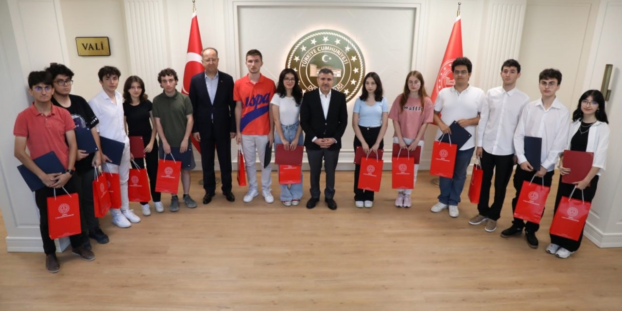 Vali Atay başarılı öğrencileri ödüllendirdi