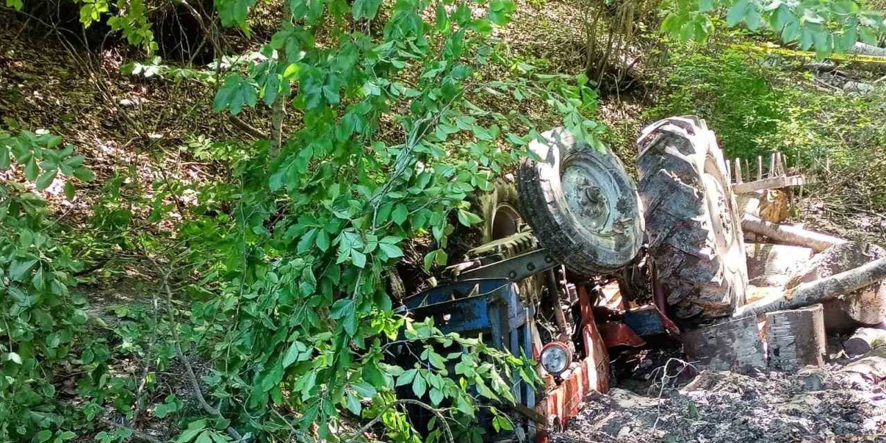 Devrilen traktörün altında kalan sürücü hayatını kaybetti
