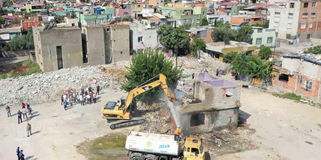 Başkan Kocaispir, operatör koltuğuna oturup bina yıktı