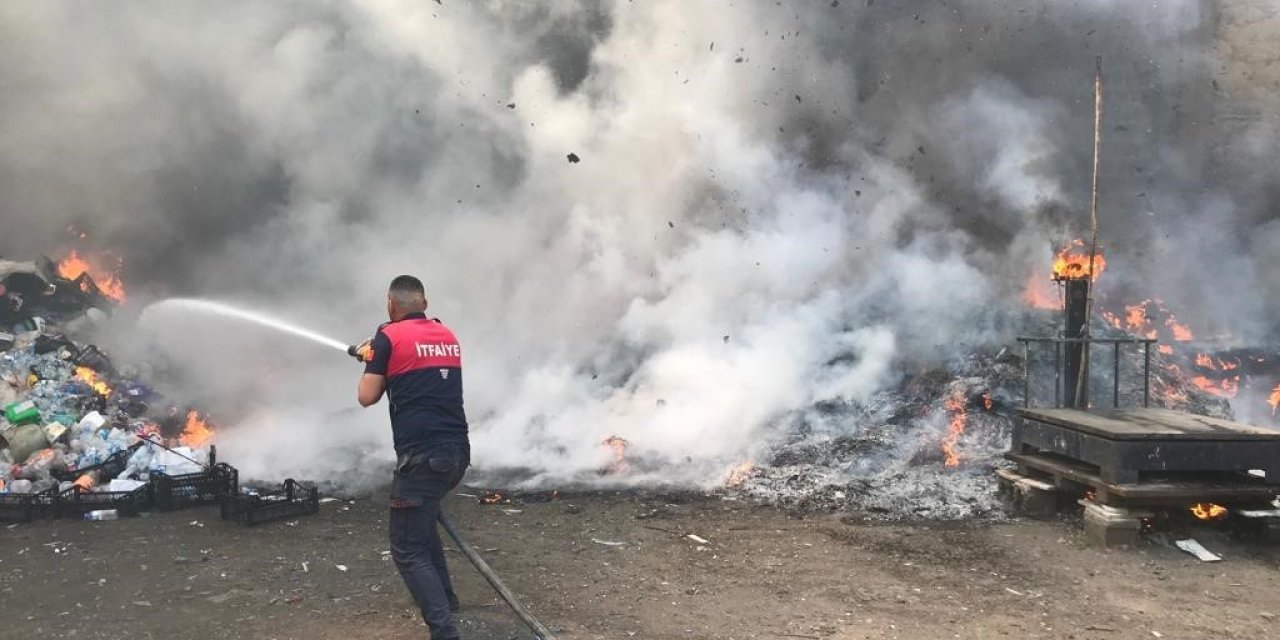Ağrı’da çıkan yangında iş yeri küle döndü