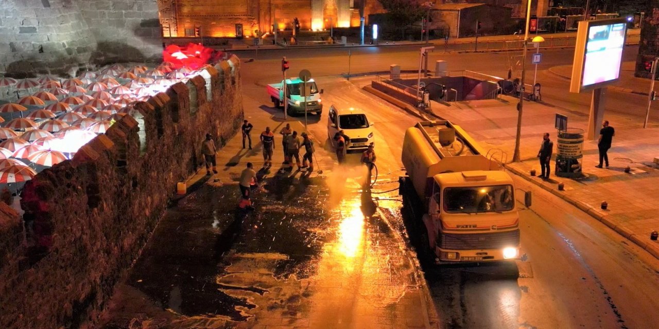 Melikgazi’den gece boyu temizlik mesaisi