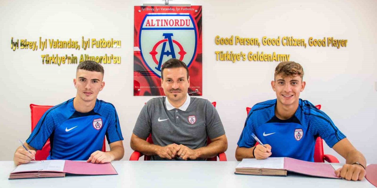 Altınordu’da 2 genç daha profesyonel oldu