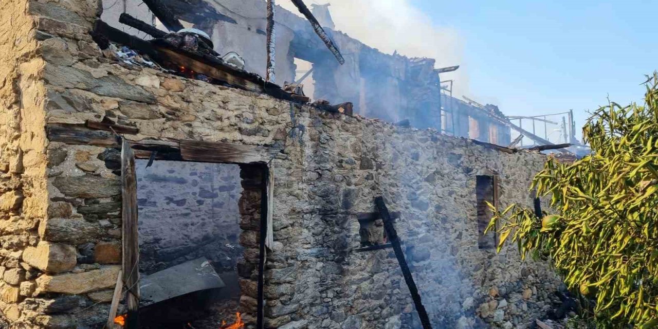 Bozdoğan’da iki ev alevlere teslim oldu