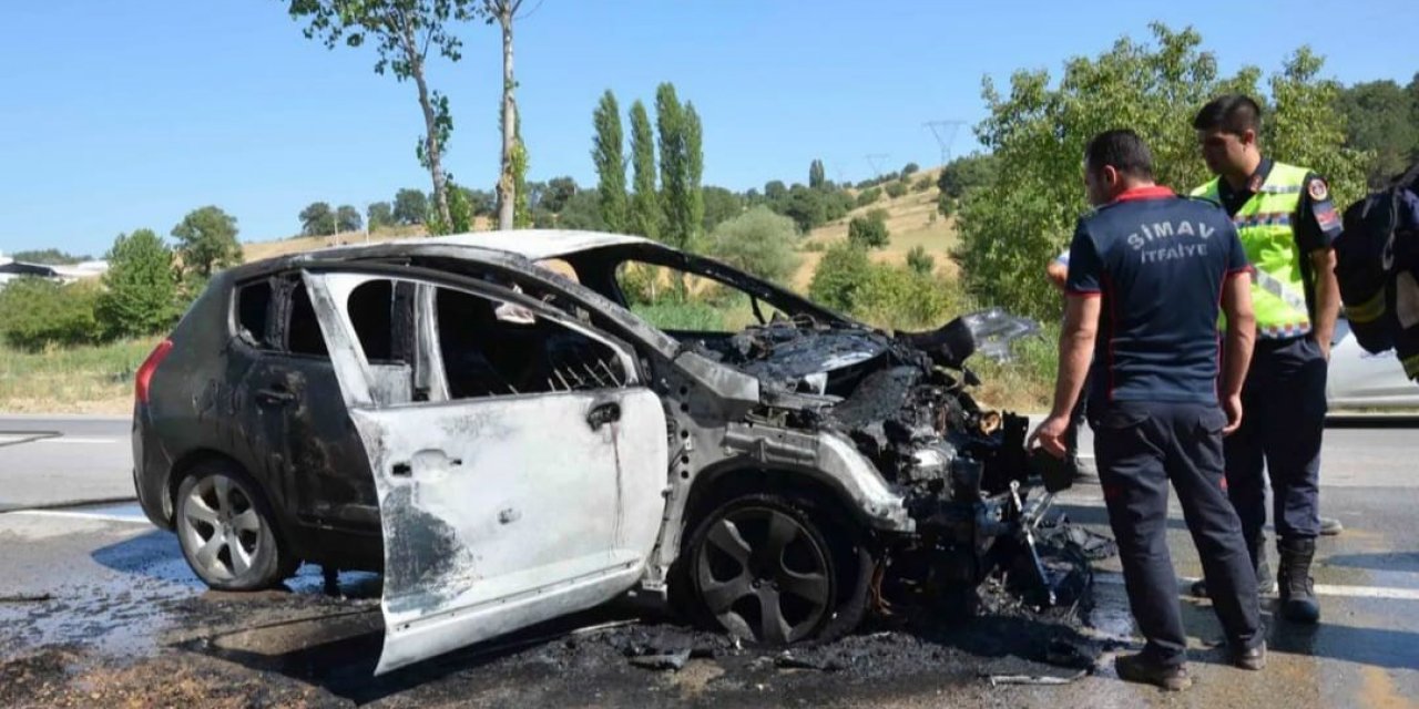 Simav’da seyir halindeyken yanan araç küle döndü